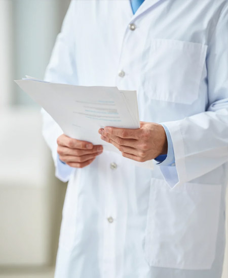 Последствия отказа от профессионального лечения Врач держит документы
